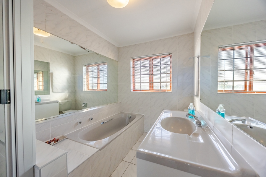 4 Bedroom Property for Sale in Flamingo Vlei Western Cape